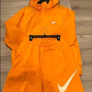 Nike hardly ever worn (men set).Great condition!
